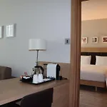 Hilton Garden Inn Dubai, Mall Avenue
