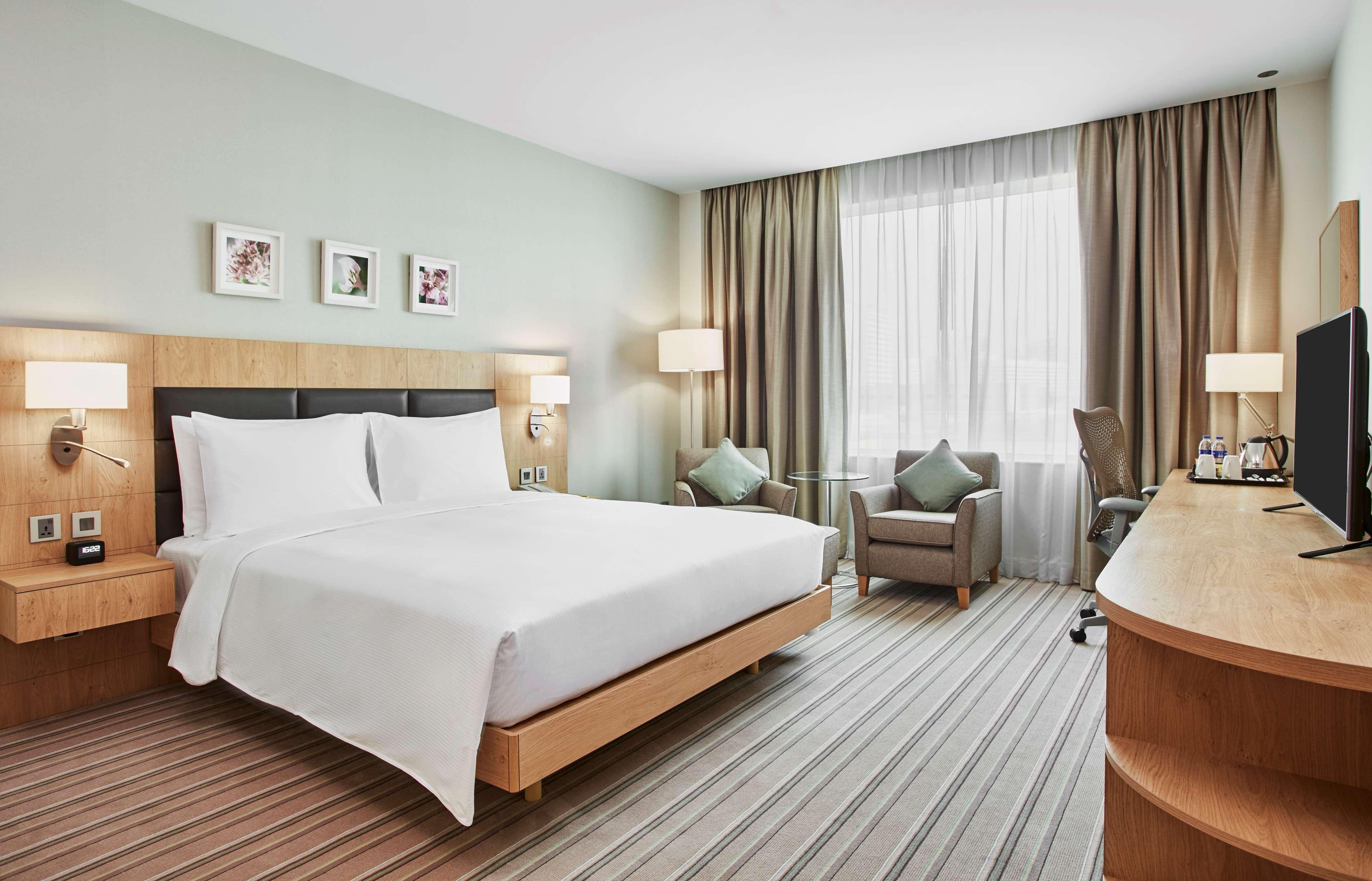 Hilton Garden Dubai, Mall Avenue