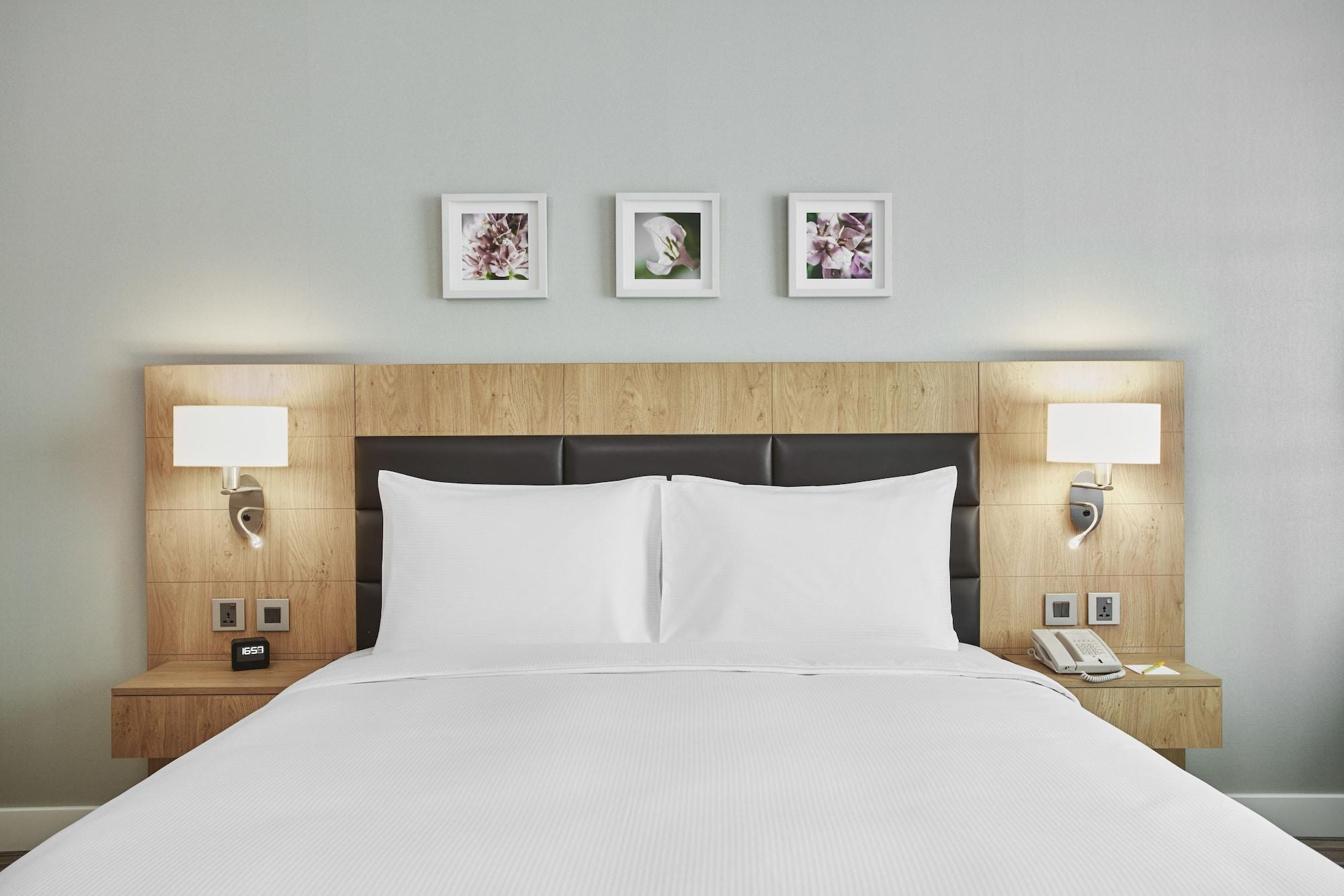 Hilton Garden Dubai, Mall Avenue Hotel 4*