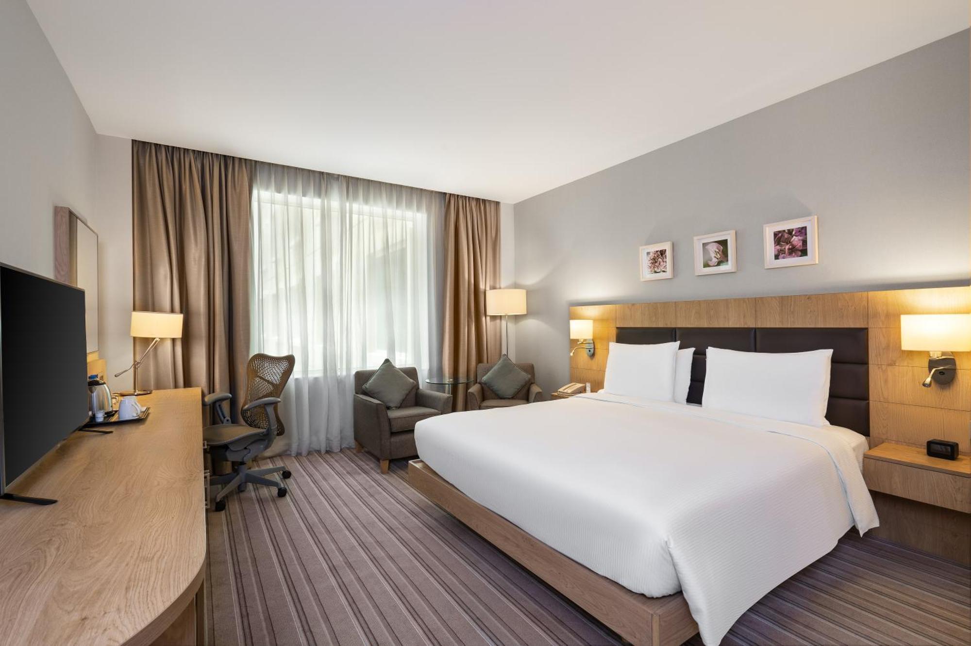 Hilton Garden Dubai, Mall Avenue