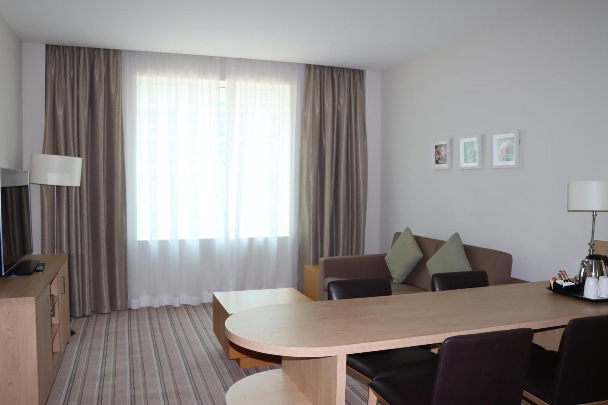 Hilton Garden Dubai, Mall Avenue 4*