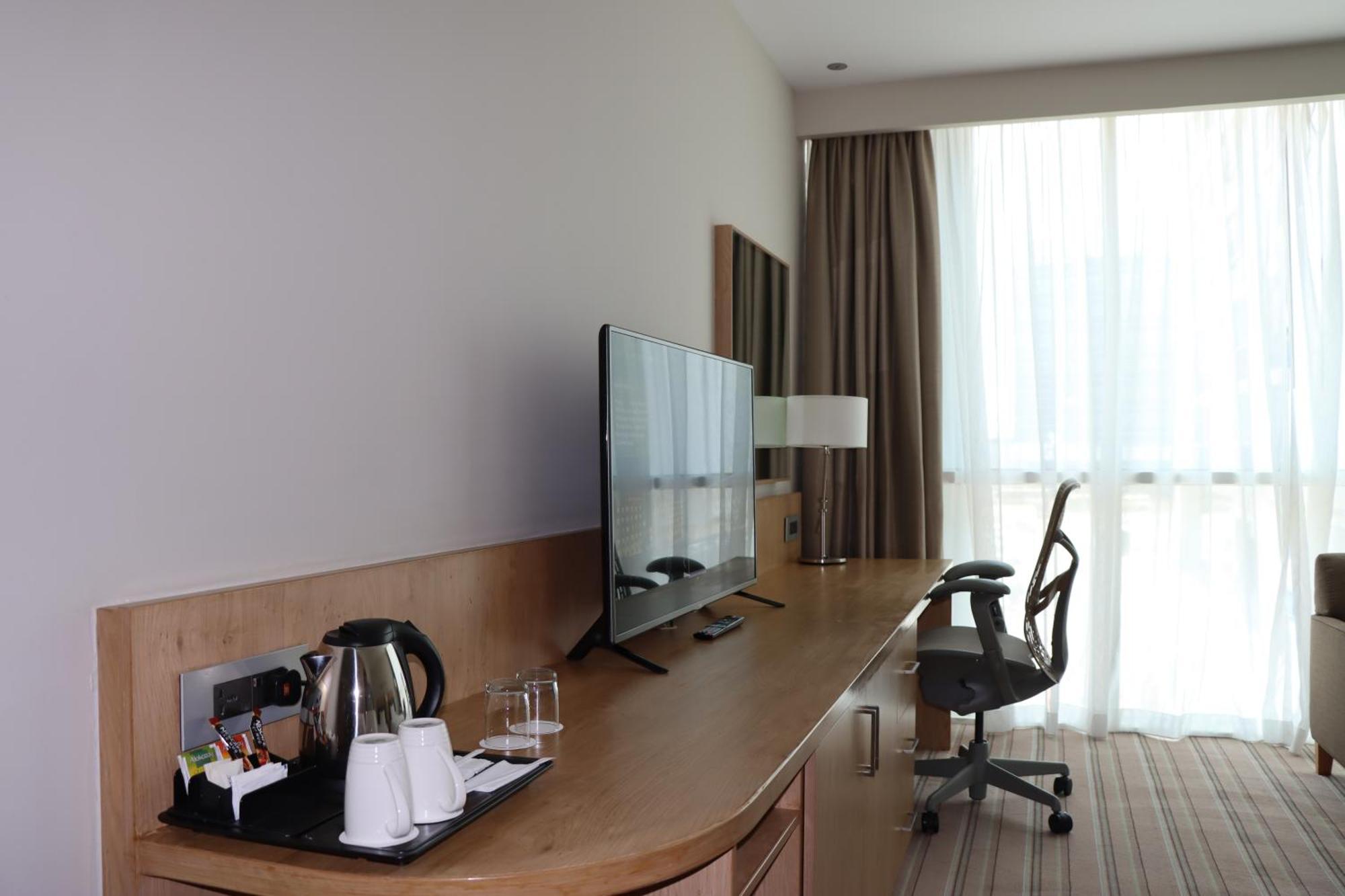 Hilton Garden Dubai, Mall Avenue